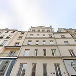 Elegant Apartment In Paris\' Historic Center
