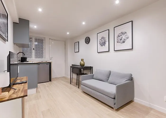 Elegant Apartment In Paris\' Historic Center